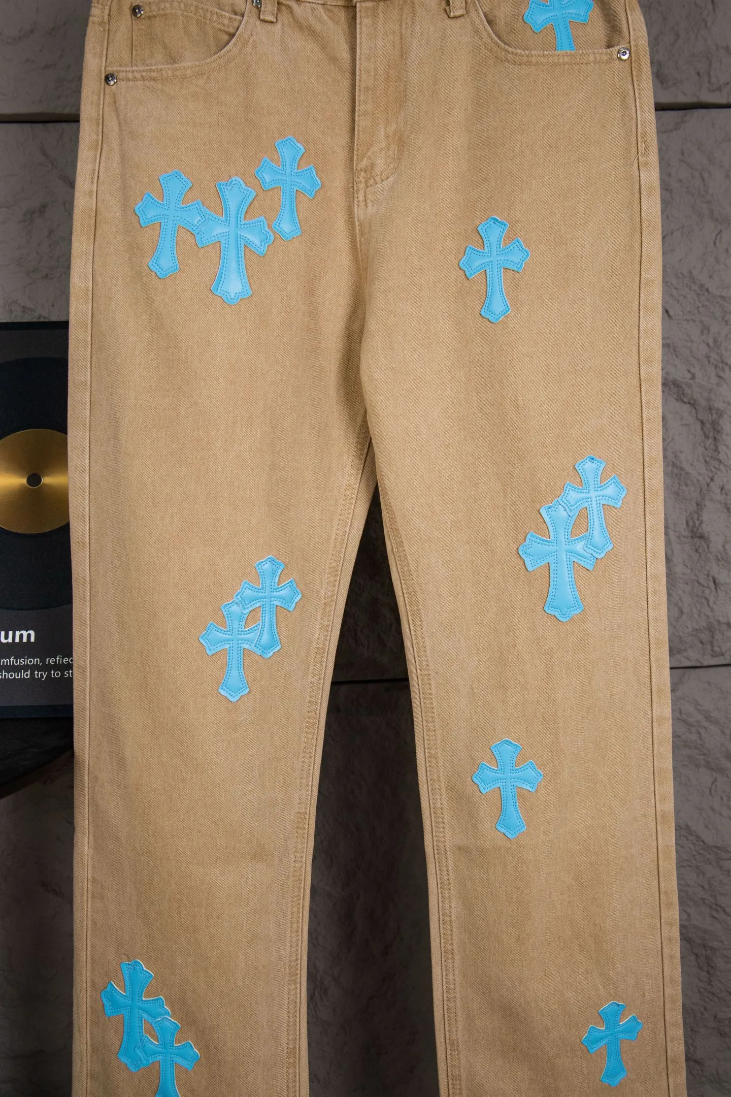 P260 top version CH Chromehearts Miami-limited fluorescent blue cross patch khaki jeans, counter price 34W level, patch cross pattern embellishment, washed jeans! ! An absolutely high-end luxury product, a 1.9W-level god-level single product, a super popular product, made by top heavy industry, a magic weapon that cannot be missed! [About Zangyin] This is an extremely luxurious fashion brand that can also be called the aristocracy of the high street. It has always been an exclusive brand for some hipsters or rich second generations. Compared with ordinary high streets, it is more luxurious and noble. Compared with luxury brands, it is more fashionable and individual. It has always been a brand that I have a special liking for. [Top heavy industry fashion design] Consistently high-street luxury style. Speaking of this style, the Zangyin family and GU family are definitely the leading representative brands. Especially the Zangyin family has really achieved a state-of-the-art effect in creating high-street style. The unique washed material is used to create this style. The color system is already quite eye-catching. After it is decorated with patchwork cross flowers, it cleverly highlights the charm of the brand. Secondly, this style uses classic The high-waist cutting design highlights the long legs and fashionable temperament of the upper body. The brand is highly recognizable and the slim fit configuration is more suitable for daily wear. It is a product that interprets personality, fashion, and specifications at a glance. This single product is enough to make any fan excited. It can be a white T-shirt for a youthful college style, or a tight suspender for a royal style. It has strong matching ability and can be easily controlled by men.  [Materials and craftsmanship] Needless to say, this point goes without saying. As an excellent craftsman brand, Zangyin’s requirements for details and craftsmanship are really perfect. The washed color of this model has gone through so many processes, not to mention the embellishment of denim appliques. It is also purely hand-made and sewn. Just like what they believe in, only hand-made things have soul and have the meaning of wear. A top-notch heavy-duty fashionable denim item, I look forward to your perfect interpretation! !  Color: Khaki Size: 28-34